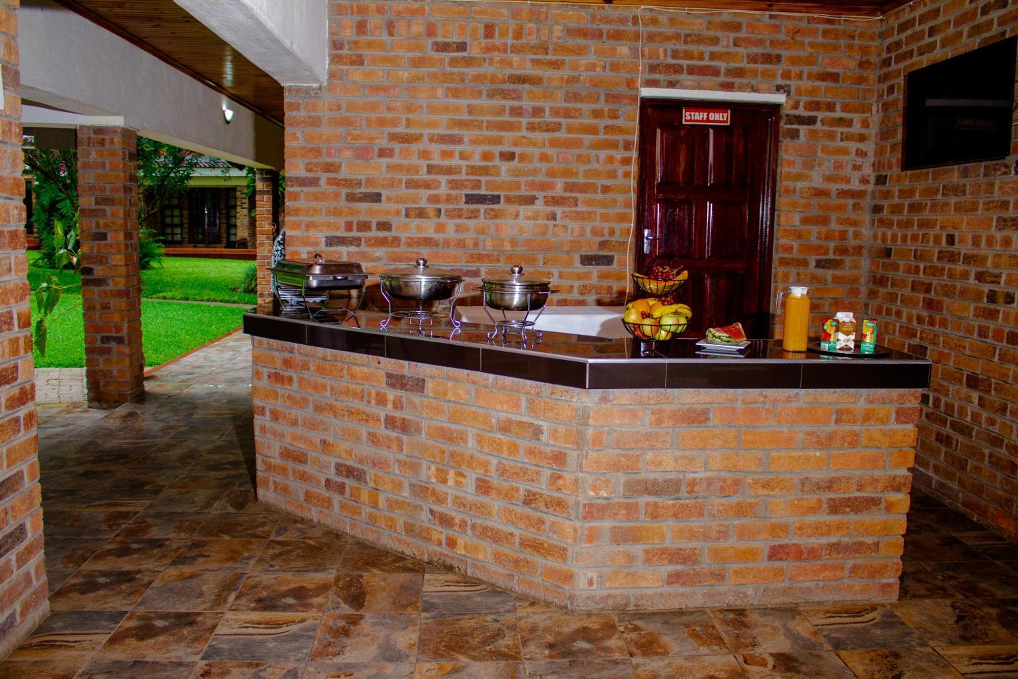 Matilinda Lodge Bulawayo Buitenkant foto